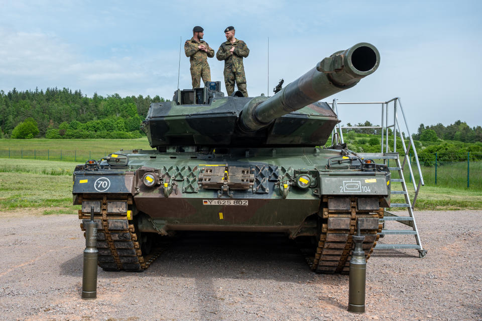 24.05.2023, Bayern, Pfreimd: Ein Kampfpanzer vom Typ Leopard II A6 des Panzerbatallions 104 steht in der Oberpfalzkaserne. Foto: Armin Weigel/dpa +++ dpa-Bildfunk +++