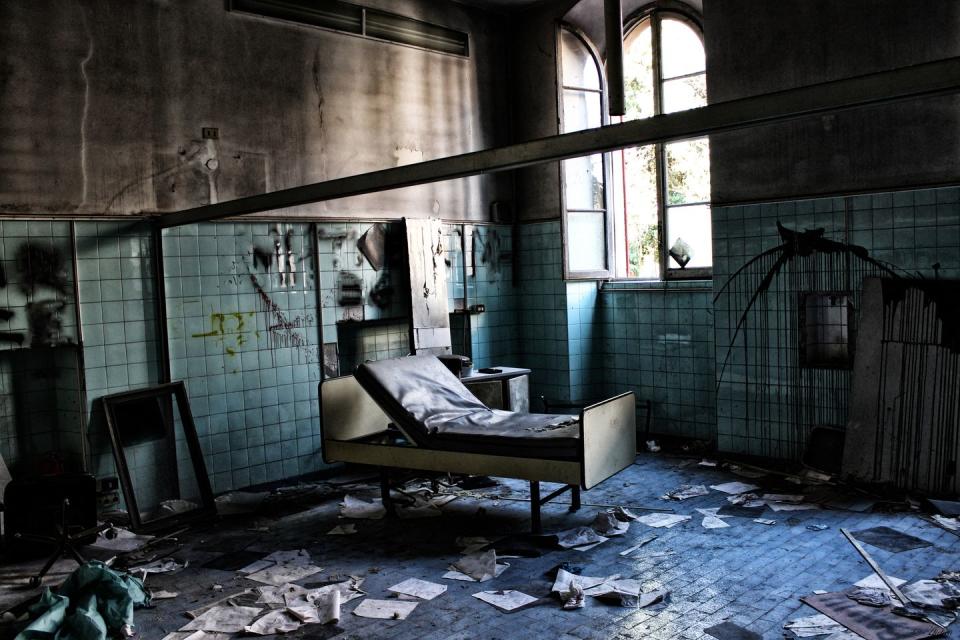 <p>With papers scattered all over the floor, it appears that this former mental hospital was abandoned in quite a hurry.</p>