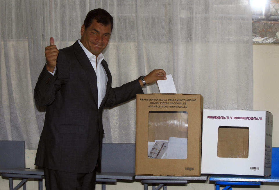 El presidente de Ecuador, Rafael Correa, deposita su voto para elegir miembros de la Asamblea en un puesto electoral en Quito, Ecuador, este 17 de febrero de 2013. AP Photo/Dolores Ochoa