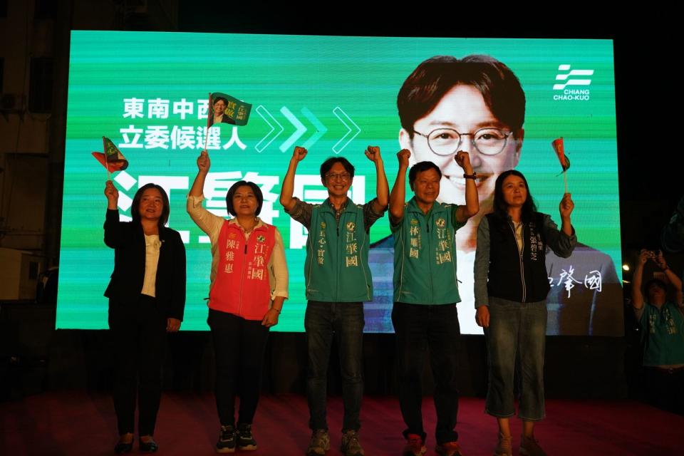 台中市立法委員候選人江肇國昨於東區青龍宮廟口開講，直搗藍營票倉。（江肇國辦公室提供）