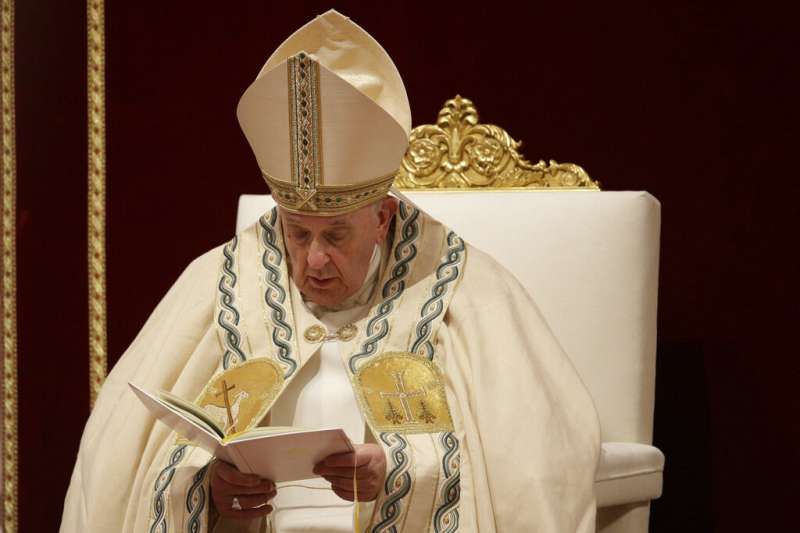 2019年12月31日，天主教宗方濟各在梵蒂岡主持晚禱。（AP）