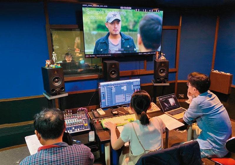 阿美族語老師馬賢生（前左一）在錄音室監聽螢幕中演員范逸臣的對話。（鏡文學提供）