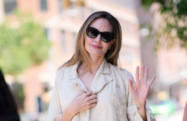 Angelina Jolie craque pour cette robe d'été indispensable à toute garde-robe