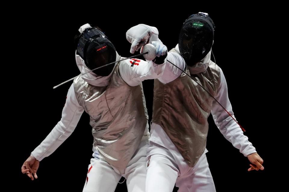2021年7月26日，東京奧運，男子花劍項目準決賽，香港代表張家朗（左）對捷克代表Alexander Choupenitch。