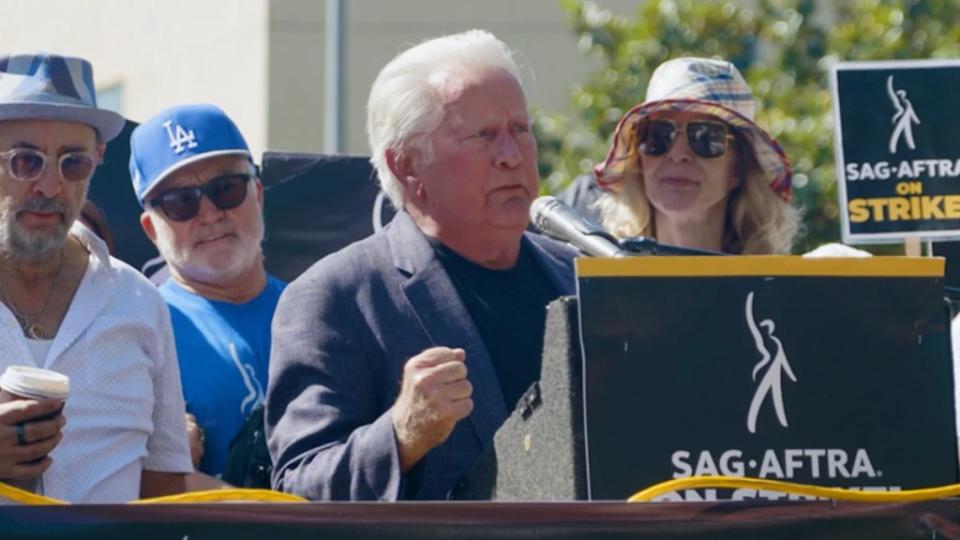 martin-sheen-west-wing-cast-sag-rally (1)