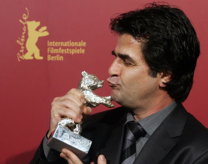 ARCHIVO - El director iraní Jafar Panahi posa con su Oso de Plata de Berlín en la 56ta edición del Festival Internacional de Cine de Berlín, el 18 de febrero de 2006. (AP Foto/Arnd Wiegmann, Pool, Archivo)