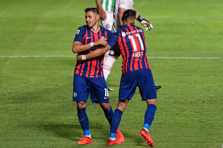 Los hermanos Oscar y Angel Romero festejan el 1 a 0 de San Lorenzo durante el partido que disputan contra Argentinos Juniors.