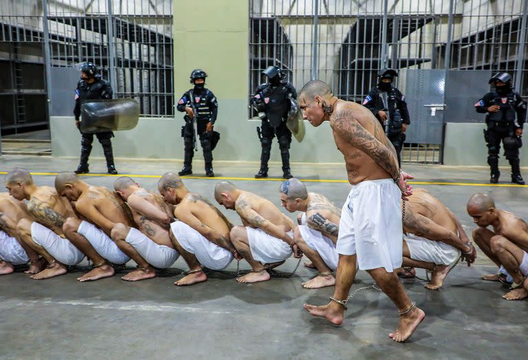 El traslado de detenidos salvadoreños a la megacárcel en Tecoluca, inaugurada por el presidente Nayib Bukele. (Salvadorean Presidency / AFP) 