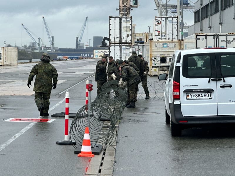 Soldiers of the German Armed Forces (Bundeswehr) lay barbed wire in the port of Hamburg as part of the "Red Storm Alpha" exercise by the Hamburg State Command and the Hamburg Homeland Security. Steven Hutchings/dpa