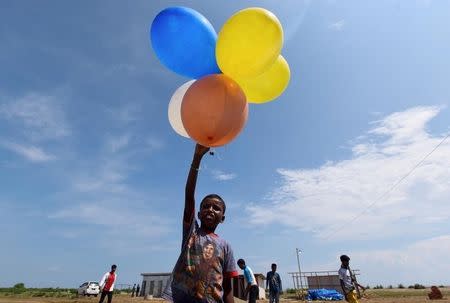 A Rohingya child plays with balloons at a temporary shelter in Kuala Cangkoi, Lhoksukon, Aceh province, Indonesia June 2, 2015 in this photo taken by Antara Foto. REUTERS/Zabur Karuru/Antara Foto