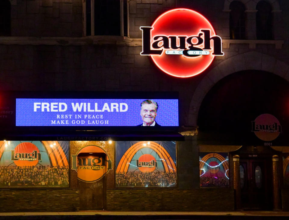 Die Laugh Factory in West Hollywood im Gedenken an den Schauspieler und Comedian Fred Willard. (Bild: Getty Images)