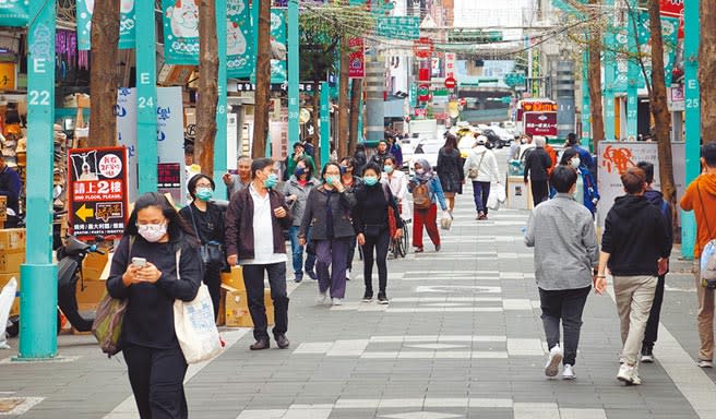 受到疫情影響，台灣進出口、消費將比去年差，圖為冷清的西門町商圈。（本報系記者姚志平攝）