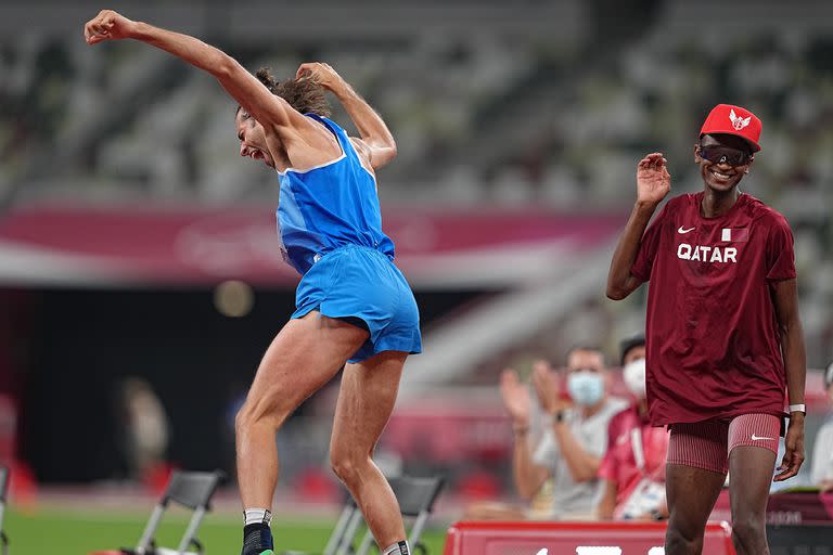 El italiano Gianmarco Tamberi festeja alocado frente al qatarí Mutaz Essa Barshim; renunciaron al desempate y compartieron la medalla de oro