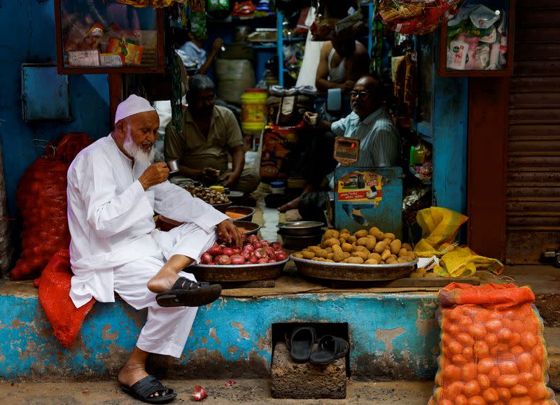 FILE PHOTO: Shopkeepers in Kolkata take a tea break