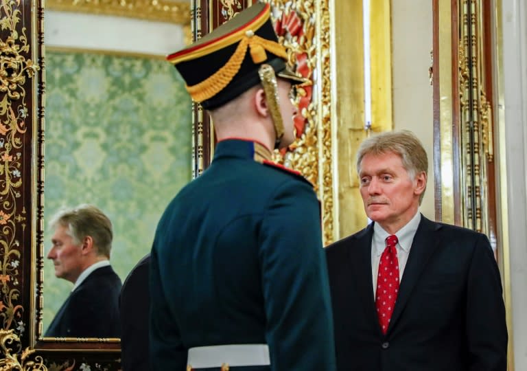 El portavoz Dmitri Peskov pasa junto a un guardia de honor militar durante una reunión en el Kremlin del presidente ruso, el 23 de mayo de 2024 en Moscú (Yuri Kochetkov)