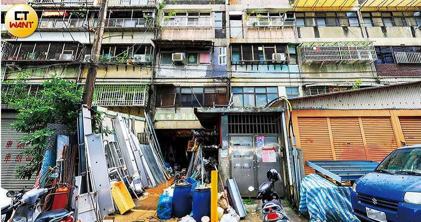 南港產專區仍有不少住工混雜的居住環境，住戶長期飽受噪音與空汙困擾。（圖／馬景平攝）