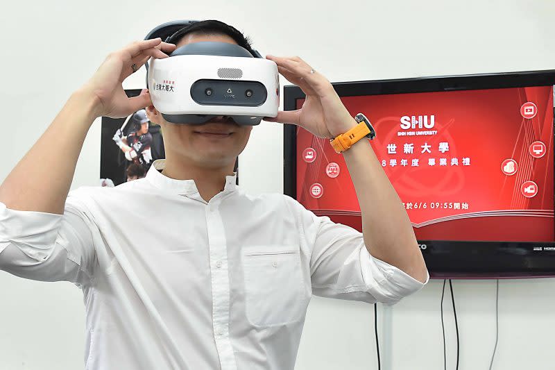 林之晨總經理戴上全景顯示器頭盔，感受世新大學畢典360度VR沉浸式觀禮體驗。（台灣大哥大提供）