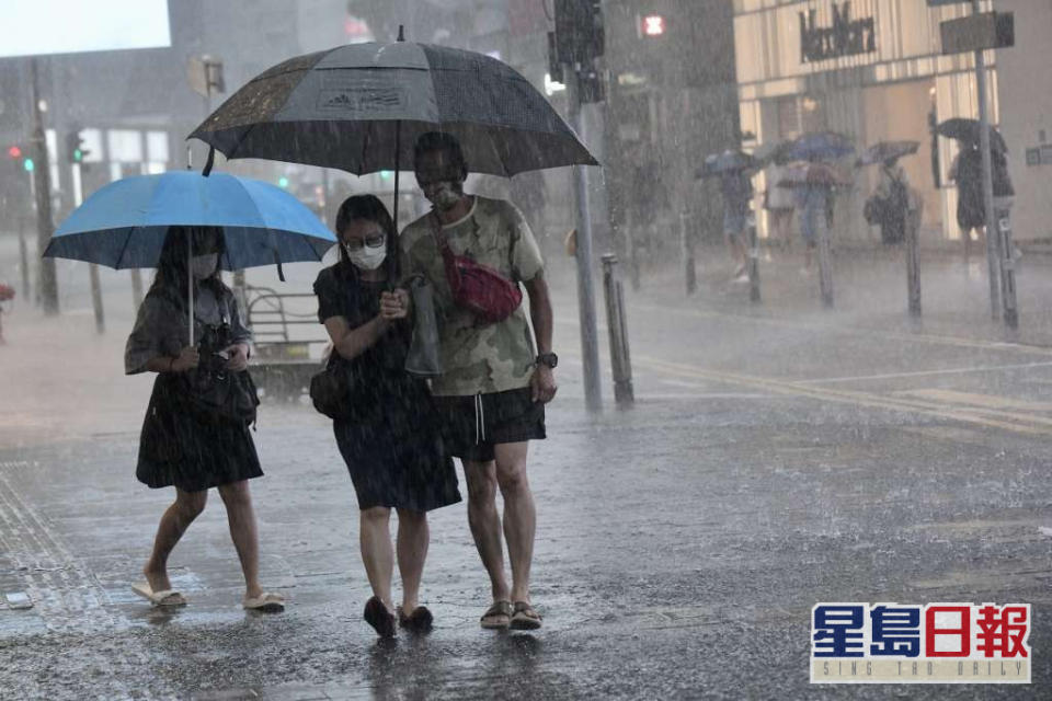 預測今晚及明早雨勢較為頻密，明日稍後雨勢減弱。資料圖片