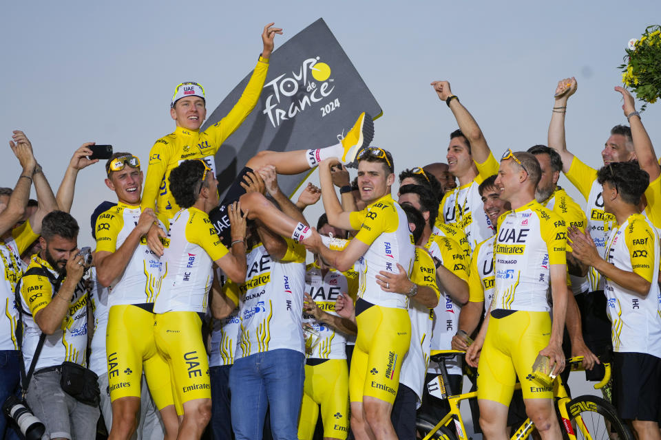 El esloveno Tadej Pogacar celebra con su equipo tras ganar la contrarreloj entre Mónaco y Niza de la 21ma etapa para ganar el Tour de Francia el domingo 21 de julio del 2024. (AP Foto/Jerome Delay)