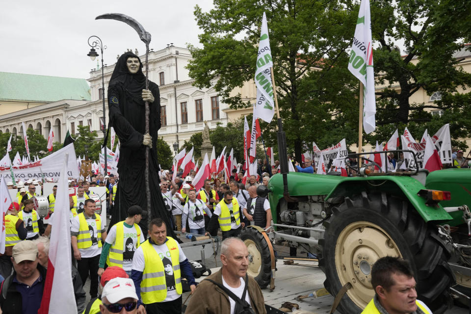 Polish farmers and other protesters gather in downtown Warsaw to protest the European Union's climate policies and Poland's pro-EU government, in Warsaw, Poland, Friday, May 10, 2024. (AP Photo/Czarek Sokolowski)