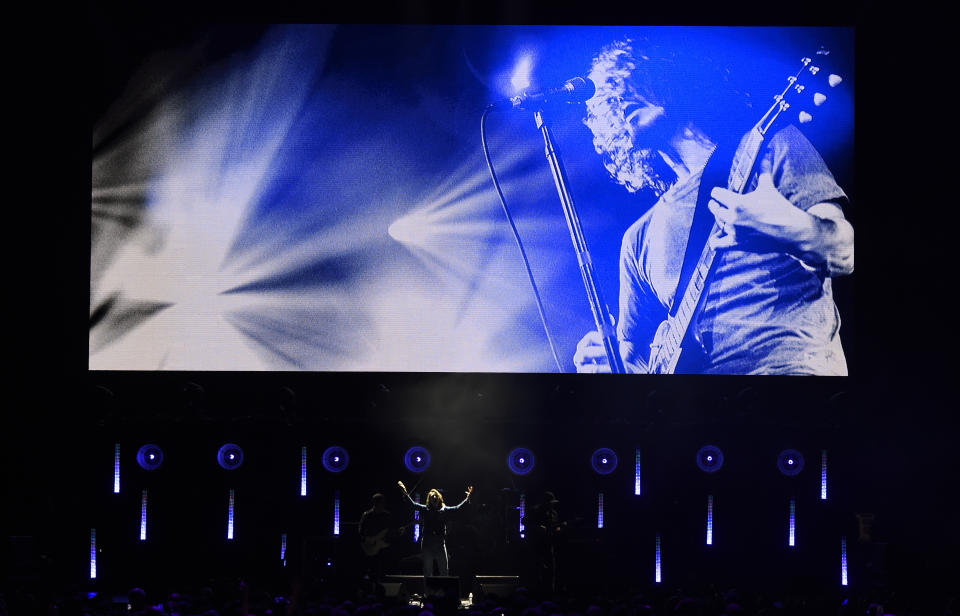 Brandi Carlisle canta bajo una imagen del difunto Chris Cornell durante el concierto en su memoria "I Am The Highway: A Tribute to Chris Cornell" el miércoles 16 de enero del 2019 en The Forum, en Inglewood, California. (Foto por Chris Pizzello/Invision/AP)