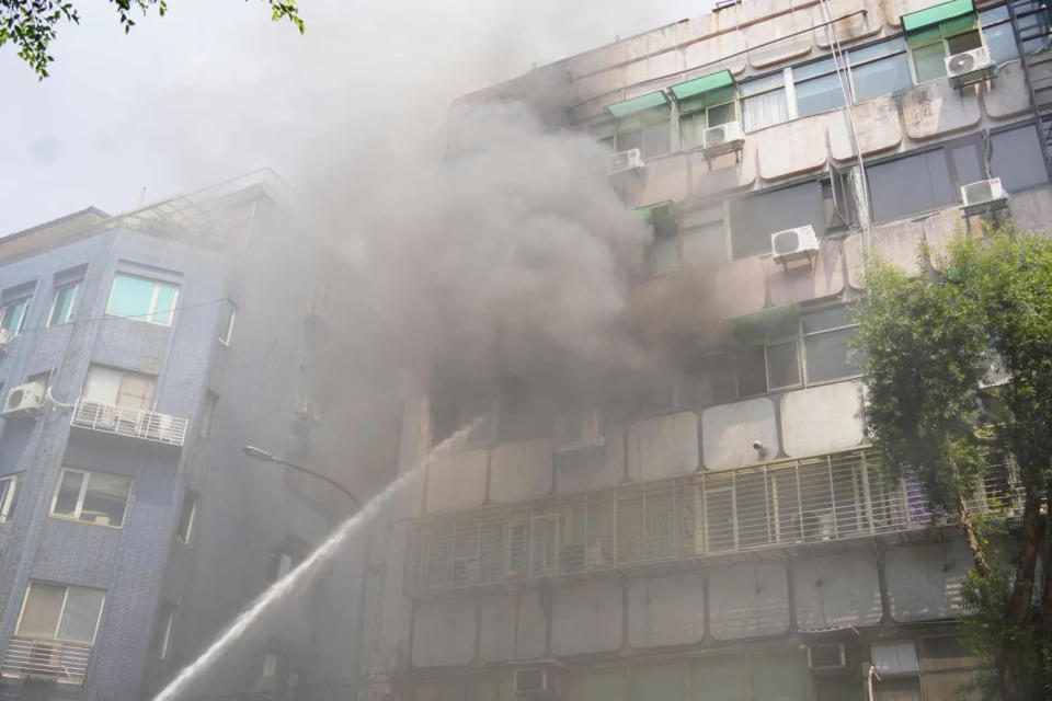 台北市中山區昨一棟大樓因地震搖晃碰撞而發生火災。（圖取自王鴻薇臉書）