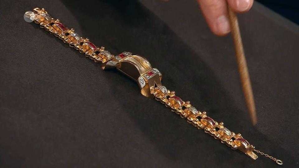 <p>Die goldene Cocktailuhr mit Diamanten und Rubin-Synthesen von Tiffany aus den 1940er- bis 50er-Jahren hatte einen Wert von 2.000 Euro. (Bild: ZDF)</p> 