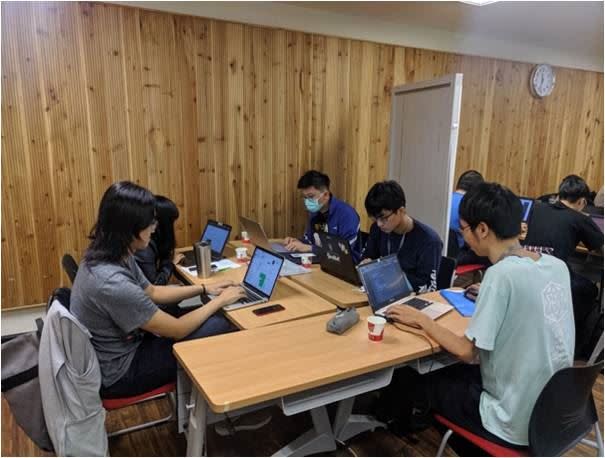 第一屆量子Hackathon黑客松活動受國際矚目，IBM公司就有多位專家紛紛從日本、美國、歐洲等處上線觀看賽事進行。（圖／鴻海提供）