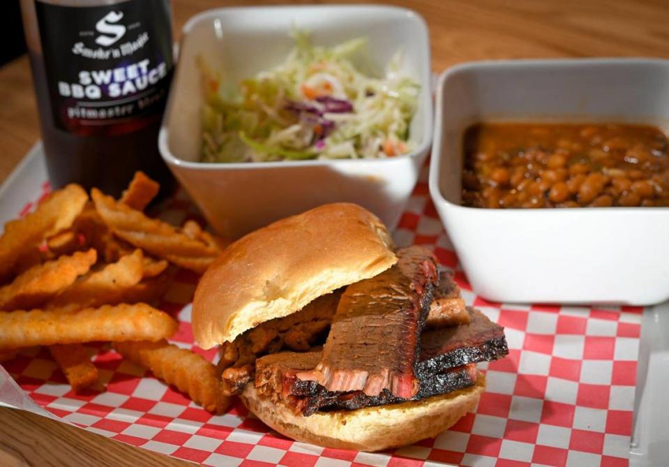 El sándwich de pechuga en rodajas, con ensalada de col, patatas fritas sazonadas y pit beans de Smoke' N Magic, es una de las opciones de barbacoa disponibles en la nueva terminal del Aeropuerto Internacional de Kansas City (MCI).