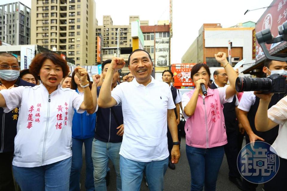 侯友宜今下午到台中廟口開講、在藍營議員陪同下在菜市場掃街拜票。