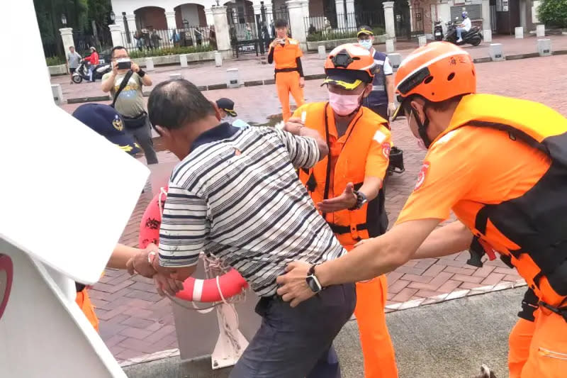 ▲海巡署艦隊分署高雄海巡隊人員將救起的船員帶回高雄港。(圖／海巡署艦隊分署提供)