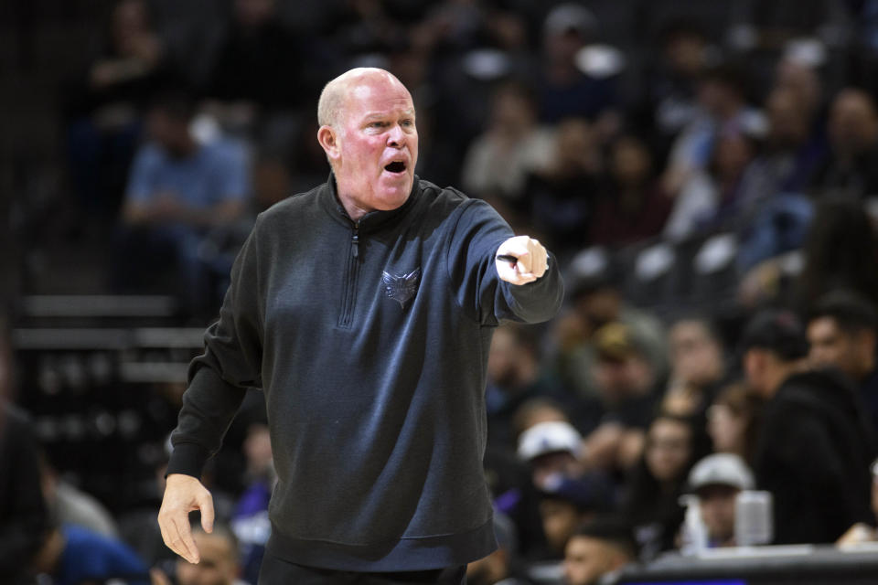 Charlotte Hornets head coach Steve Clifford argues an official's call during the first quarter of an NBA basketball game against the Sacramento Kings in Sacramento, Calif., Tuesday, Jan. 2, 2024. (AP Photo/Randall Benton)