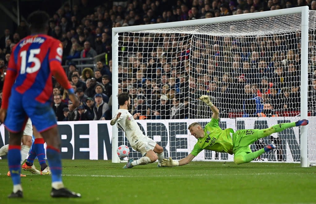 Bernardo Silva can’t steer the ball past Vicente Guaita (AFP via Getty Images)