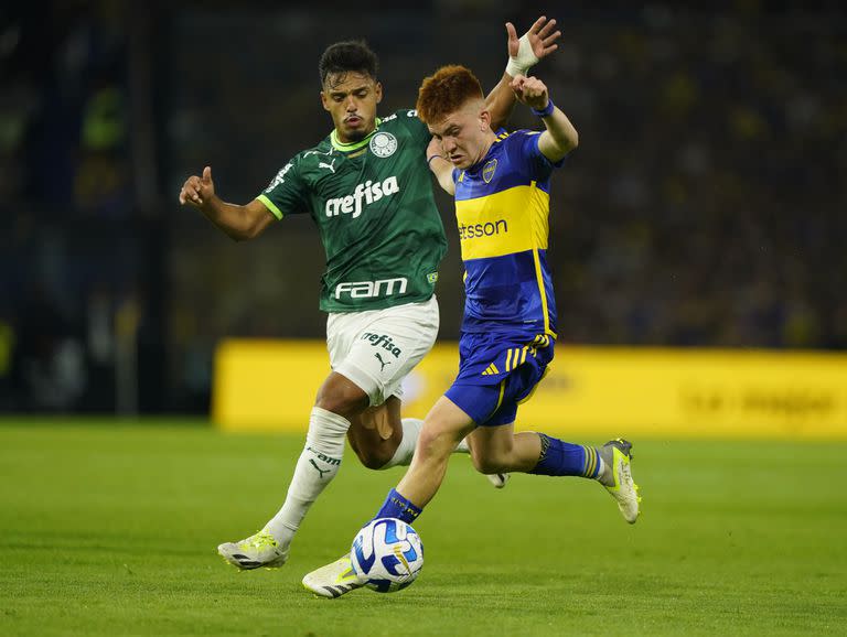Valentín Barco, ora vez lo mejor de Boca; generó chances de gol y defendió bien además ante Palmeiras