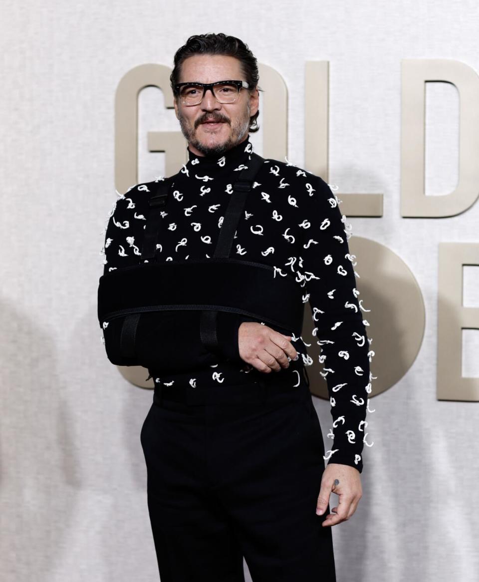 Pedro Pascal en la alfombra roja de la edición 81 de los Globos de Oro