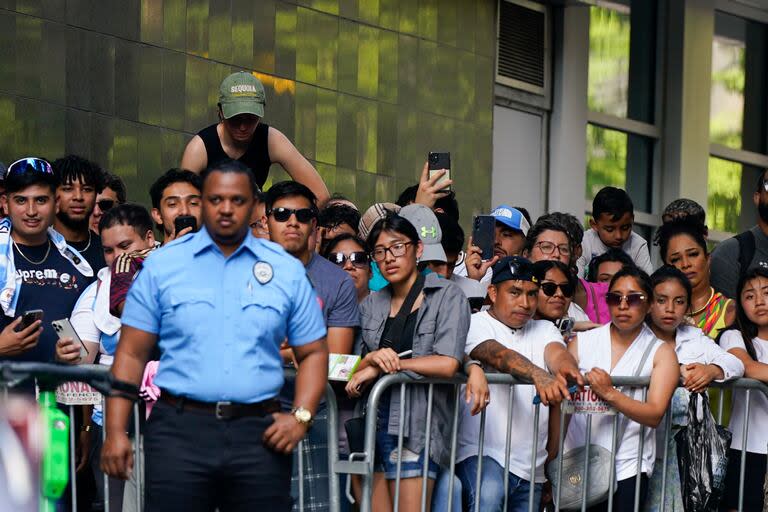 Desde el sábado, decenas de hinchas argentinos y fanáticos de Messi se juntan en las afueras del hotel donde concentra la selección