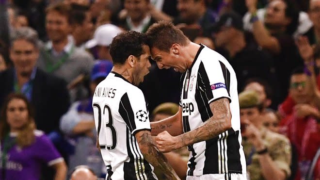 Dani Alves (l.) wechselte von Juventus zu Paris Saint-Germain