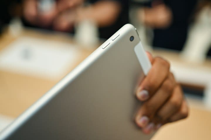 iPad 7 上手操作一角按钮和摄像头