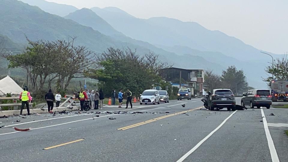 花蓮台11線47k豐濱村深橋8日上午7時許發生客運與自小客車碰撞車禍，客運摔落橋下，現場掉落大量玻璃及車體碎片，附近民眾聽到碰撞聲響，紛紛前往協助救援。（中央社／民眾提供）