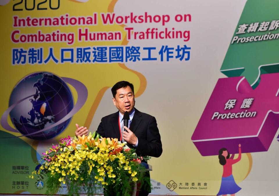 內政部政次陳宗彥於 2020年防制人口販運國際工作坊致詞。   圖：內政部提供