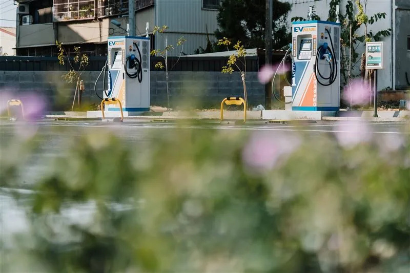 Starbucks Shalu Beishi Store is the first store in Taiwan to be equipped with charging piles in parking spaces, and digital billboards have been introduced in order to save paper. (Photo/Courtesy of Starbucks)