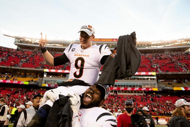 Bengals DT Tyler Shelvin again carries Joe Burrow off field with one arm