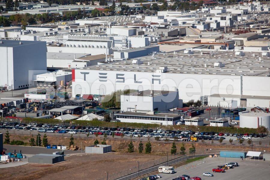 特斯拉電動車在加州佛利蒙市的組裝廠。彭博新聞