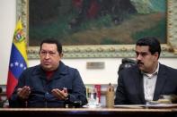 El presidente venezolano, Hugo Chávez, anunció la noche del sábado la reaparición de "algunas células malignas" en la misma zona donde le fue detectado un cáncer en 2011, para lo que necesitará someterse a una "nueva intervención quirúrgica" en La Habana, a donde partirá el domingo. (AFP/Presidencia | presidencia)