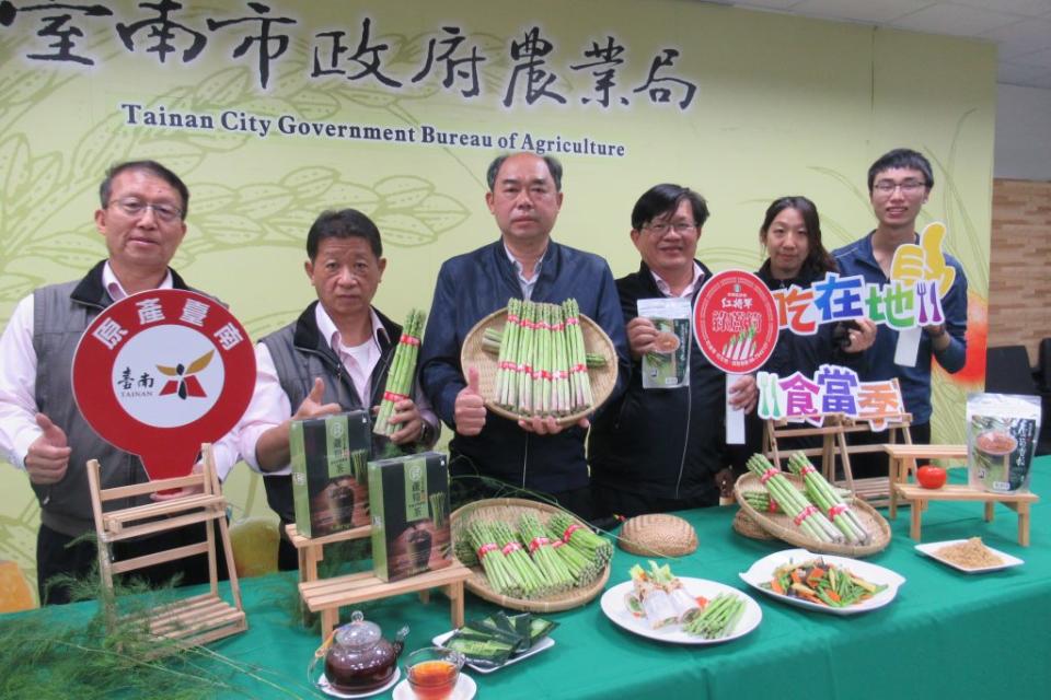 台南蘆筍開始新鮮上市，農業局介紹將軍區農會的品牌蘆筍「紅將軍綠蘆筍」，受消費者歡迎常供不應求。（記者陳佳伶攝）