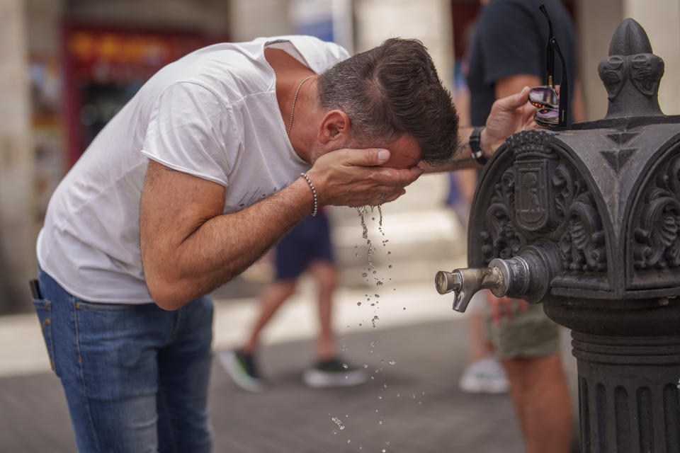 En esta imagen de archivo, un hombre se refresca en en una fuente durante un día caluroso y soleado en Madrid, el 19 de julio de 2023. (AP Foto/Manu Fernández, archivo)