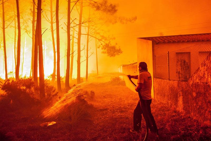 Un hombre lucha contra las llamas en un incendio forestal declarado en Adica, Tondela (Portugal). EFE