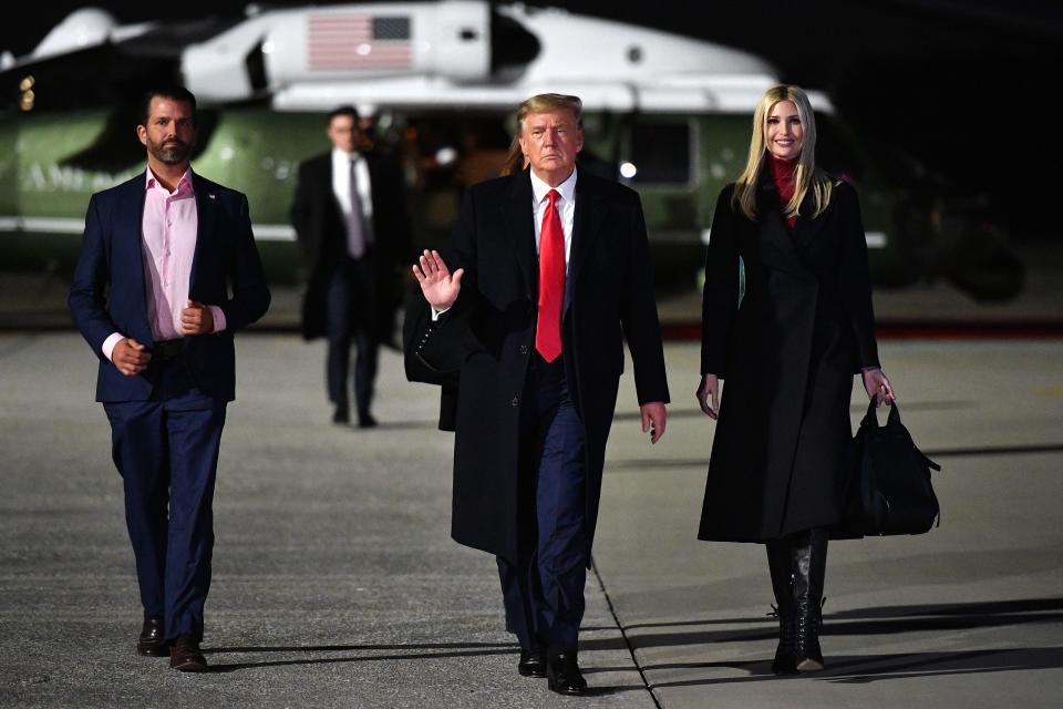 Donald Trump, al centro, con sus hijos Donald Trump Jr. a la izquierda e Ivanka Trump a su derecha. (Photo by MANDEL NGAN / AFP) (Photo by MANDEL NGAN/AFP via Getty Images).