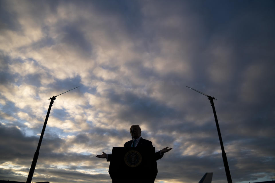 El presidente Donald Trump durante un acto de campaña en el aeropuerto regional Arnold Palmer, el jueves 3 de septiembre de 2020, en Latrobe, Pensilvania. (AP Foto/Evan Vucci)