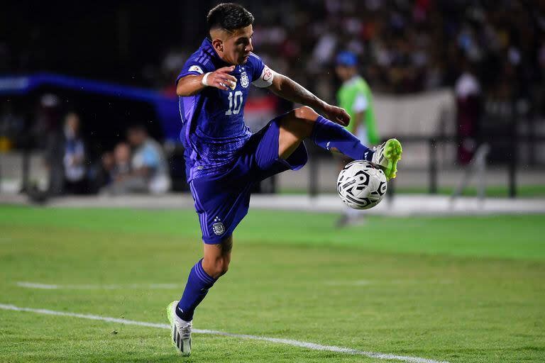 Thiago Almada, autor del 1-0 con un penal, controla la pelota